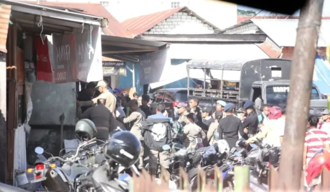 Penertiban terhadap pedagang kaki lima (PKL) di Pasar Lama Waikakbubak. (Foto: Prokopim Sumba Barat)