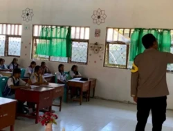 Polisi Inspiratif di Sumba Barat, Bripka Bernadus Malo Jadi Guru Bahasa Inggris bagi Pelajar SMA
