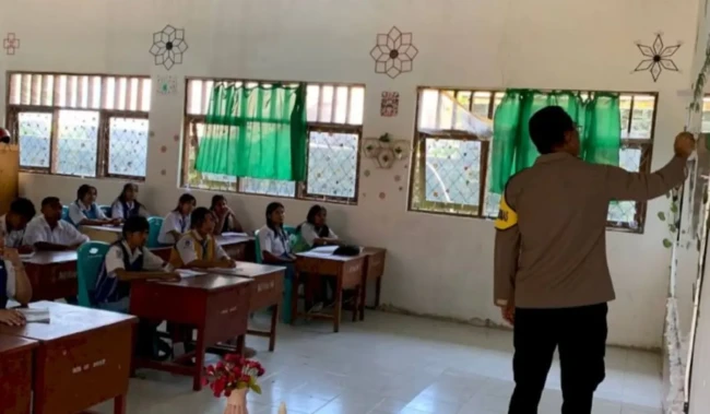 Bripka Bernadus Malo, personel Bhabinkamtibmas Satbinmas Polres Sumba Barat yang aktif mengajar Bahasa Inggris di SMA Kristen Weekerou. (Foto: Humas Polres Sumba Barat)