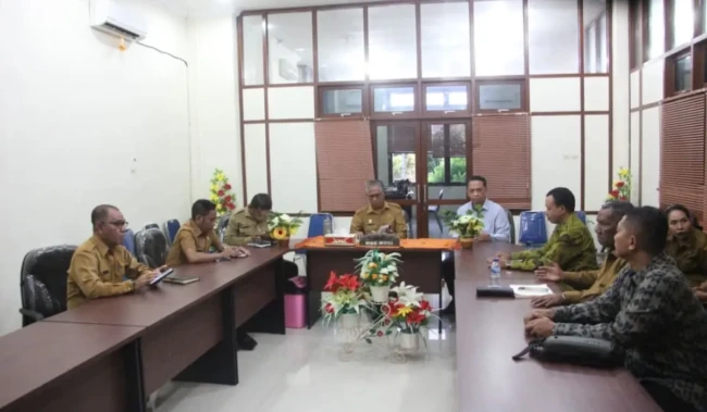 Pemerintah Kabupaten Sumba Barat resmi menjalin kerja sama dengan UNITRI Malang melalui penandatangana MoU tentang pelaksanaan Tri Dharma Perguruan Tinggi, Selasa (19/5/2026). (Foto: Prokopim Sumba Barat)