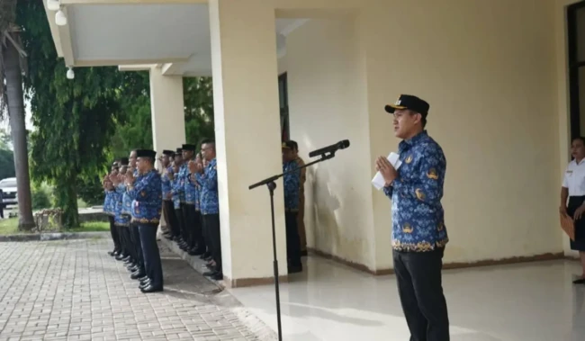 Wakil Bupati SBD, Dominikus Alphawan Rangga Kaka saat memimpin apel gabungan yang dipadukan dengan pembukaan Orientasi Pegawai Pemerintah dengan Perjanjian Kerja (PPPK) Lingkup Pemkab SBD Tahun 2026 di Halaman Kantor Bupati SBD, Senin (18/5/2026).