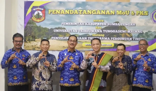 Bupati Sumba Tengah, Paulus S. K. Limu (kedua dari kiri) dan Rektor UNITRI, Prof. Dodi Wirawan Irawanto (kedua dari kanan) pose bersama Kepala PUSDIWASBANG, Agustinus Ghunu serta Kepala Biro Kemahasiswaan (BKMH), Fendiyatmi Kusufa dan sejumlah pejabat lainnya