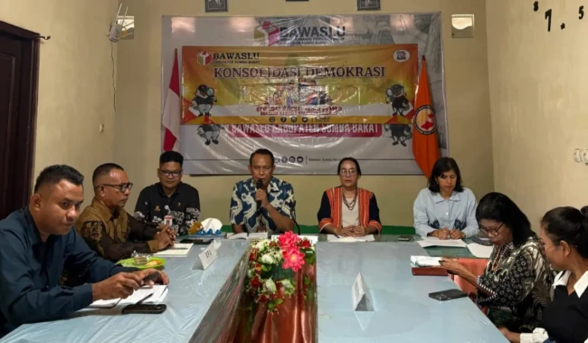 Bawaslu Kabupaten Sumba Barat menggelar kegiatan Konsolidasi Demokrasi bersama pimpinan partai politik dan KPU di Aula Kantor Bawaslu Sumba Barat, Senin (20/10/2026). (Foto: Bawaslu Sumba Barat)