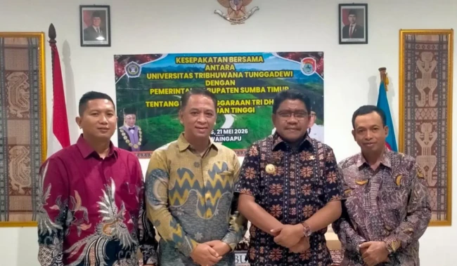 Bupati Sumba Timur, Umbu Lili Pekuwali (kedua dari kanan, Rektor UNITRI, Prof Dodi Wirawan Irawanto (kedua dari kiri), Kepala PUSDIWASBANG UNITRI Agustinus Ghunu (kianan), dan Biro Kemahasiswaan Fendiyatmi Kusufa (kiri). (Foto: Istimewa/RakyatSumba.ID)
