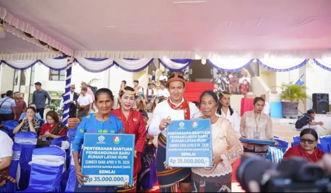 Bupati SBD, Ratu Ngadu Bonnu Wulla dan Wakil Bupati Dominikus Alphawan Rangga Kaka pose bersama penerima bantuan rumah layak huni