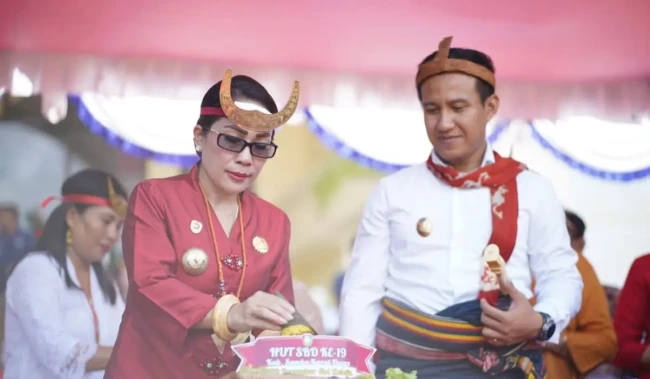 Bupati SBD, Ratu Ngadu Bonnu Wulla, didampingi Wakil Bupati SBD, Dominikus Alphawan Rangga Kaka