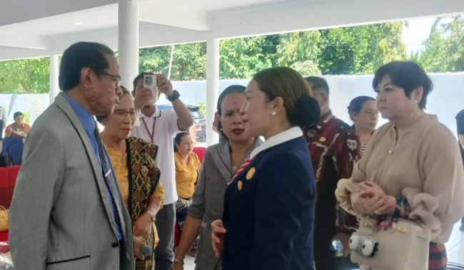 Bupati SBD Ratu Ngadu Bonnu Wulla saat menyapa Rektor Universitas Stella Maris (Unmaris) Sumba, Prof Aloysius Liliweri, pada Sabtu (23/5/2026).