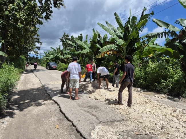 perbaiki jalan rusak SBD
