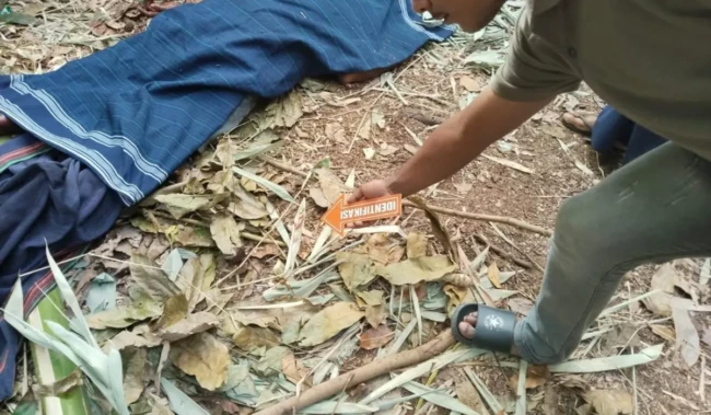 Polisi olah TKP di Kampung Patunu Ikit, Desa Waipadi, Kecamatan Kodi Bangedo. (Foto: Yanto Tena/RakyatSumba.ID)