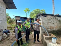 Polres Sumba Timur Bantu Warga Padadita dengan 10.000 Liter Air Bersih
